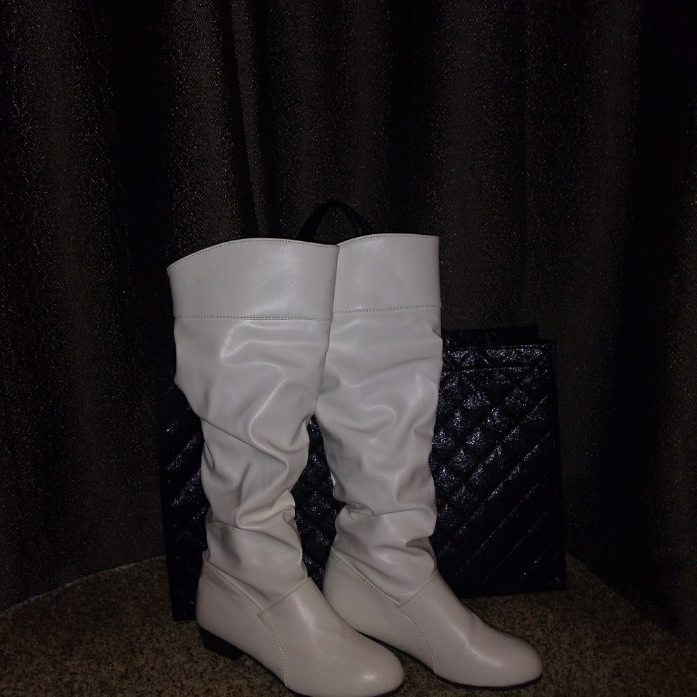 Boots - Picture 3 of 4